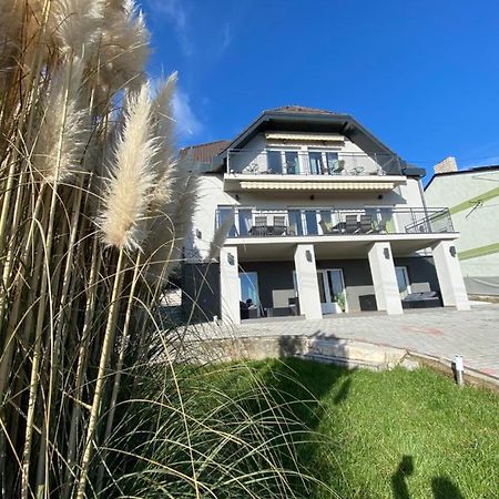 Balkon Apartmanhaz Panzio Balatonfured Exterior photo